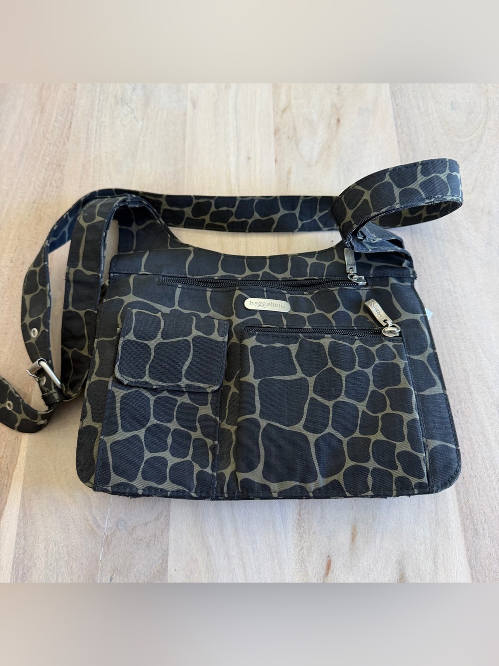 Baggallini Everywhere Crossbody Giraffe Print Crossbody Bag Many Pockets Wallet